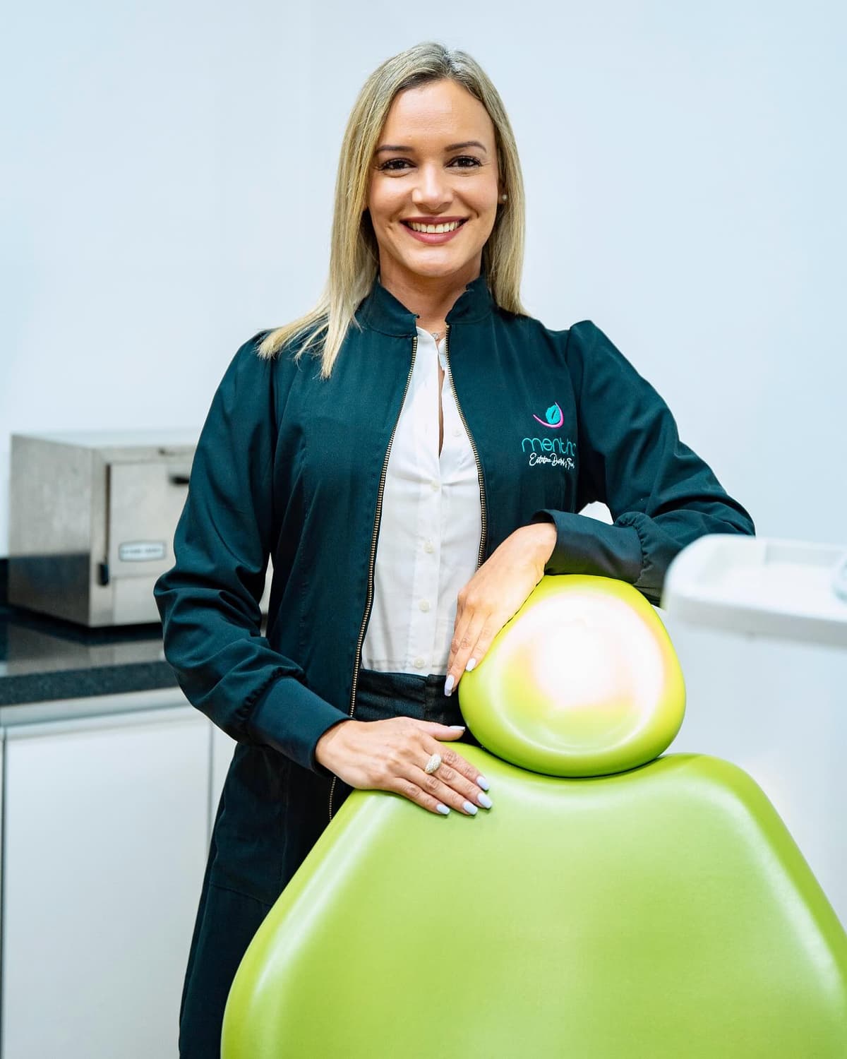 Interior moderno de clínica dental con iluminación suave y equipamiento médico premium